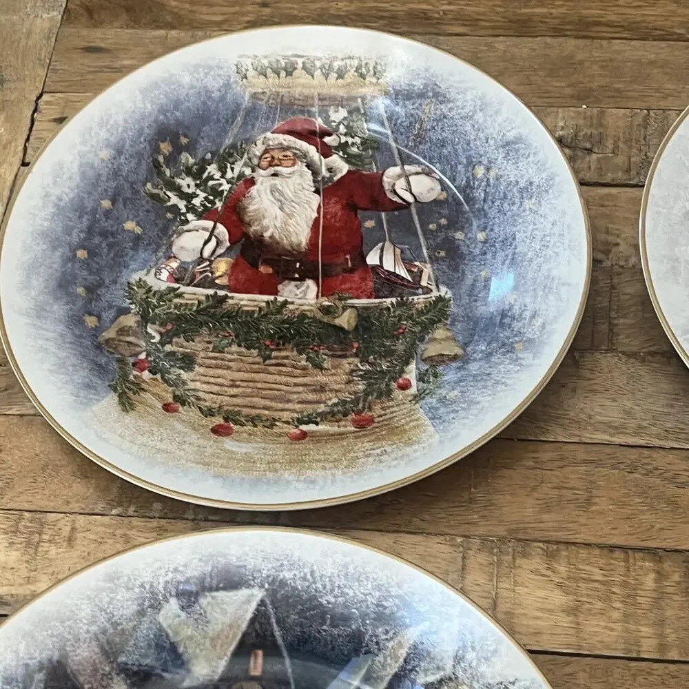 Pottery Barn Nostalgic Santa Dinner Plates 10.5